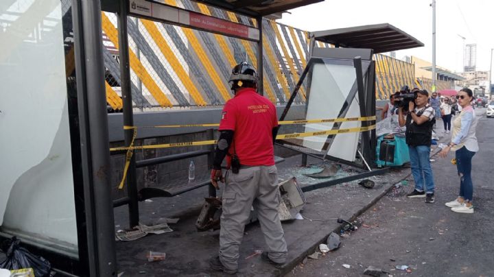 Conductor atropella a personas que esperaban el camión en Monterrey; Hay 4 lesionados