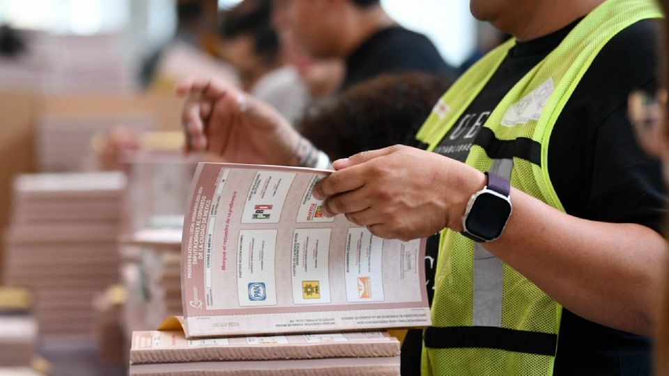 IECM verifica medidas de seguridad en boletas electorales.