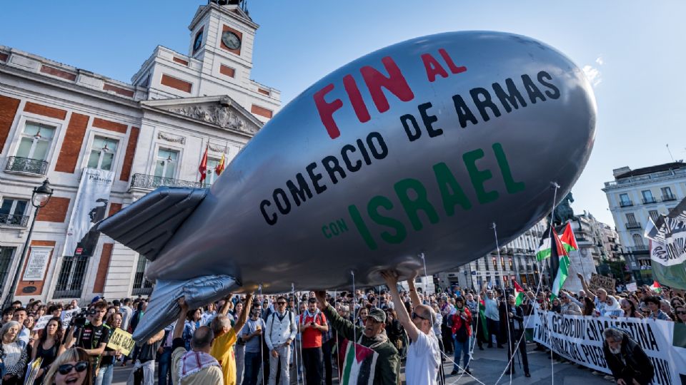 Cientos de personas durante la quinta movilización estatal en apoyo a Palestina, en la Puerta del Sol, en Madrid, España.