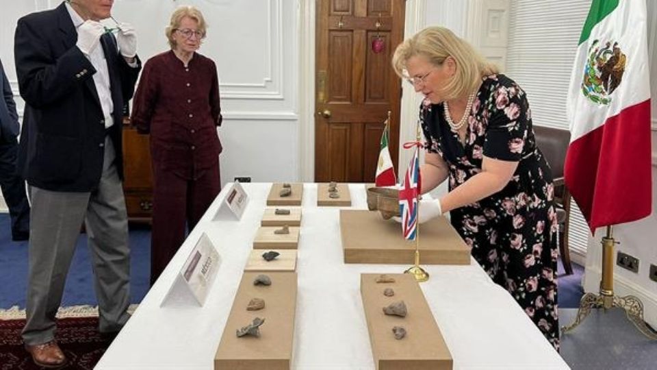 La embajadora Josefa González-Blanco Ortiz-Mena, quien recibió 19 piezas arqueológicas para su rematriación en Ciudad de México.