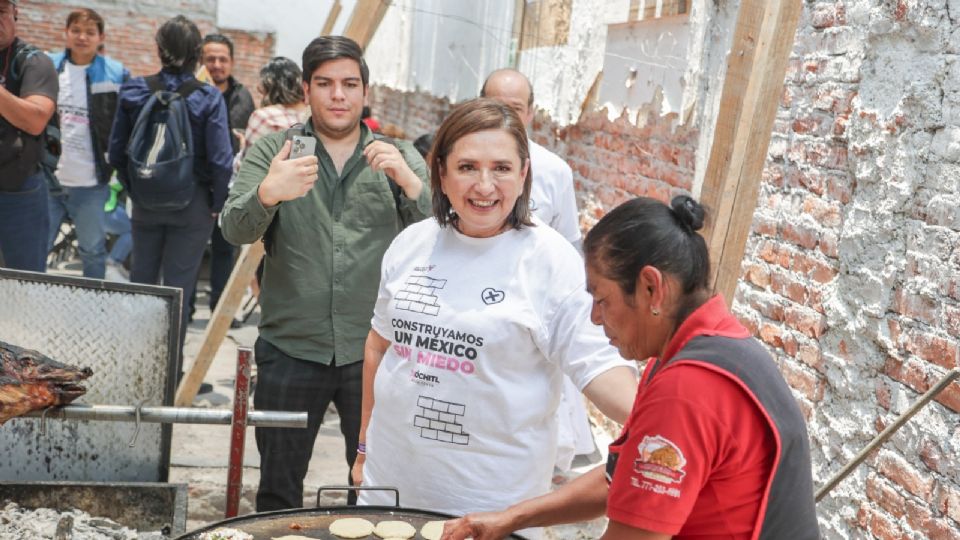 Xóchitl Gálvez, candidata presidencial de PRI, PAN y PRD, se reunió con trabajadores de la construcción.