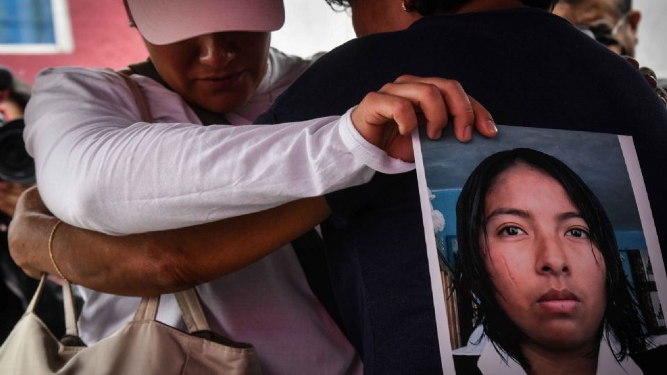 Familiares e integrantes de la Red de Madres Buscando a sus hijos, se manifestaron para exigir justicia y localización de Amairani quien lleva 16 años desaparecida.