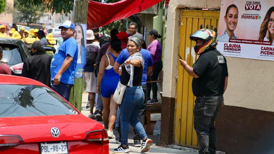 Invasores de la Barranca de Tlapechico irrumpieron la campaña de Lía Limón durante un
recorrido por la colonia Margarita Maza de Juárez.