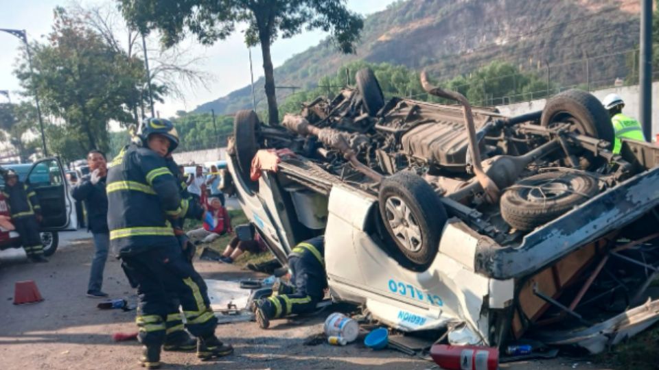 Bomberos de la capital, acudieron al lugar para brindar apoyo a los heridos.