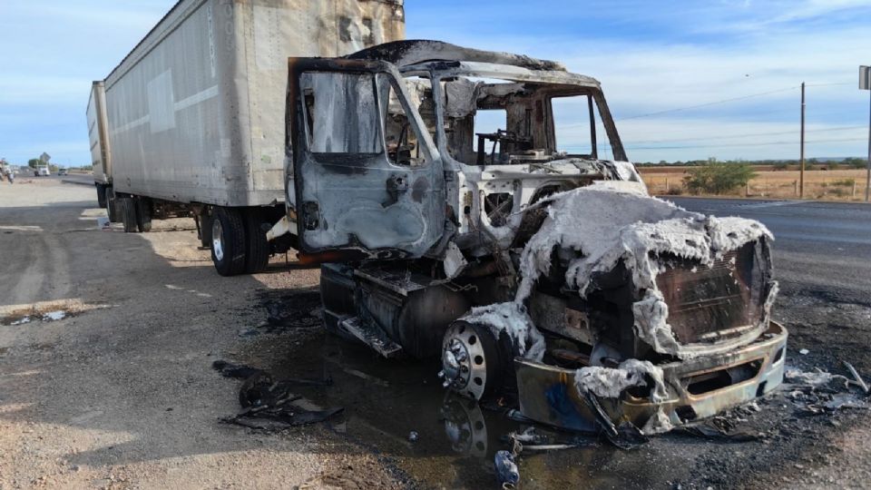 Integrantes de grupos armados bloquearon carreteras y quemaron vehículos.