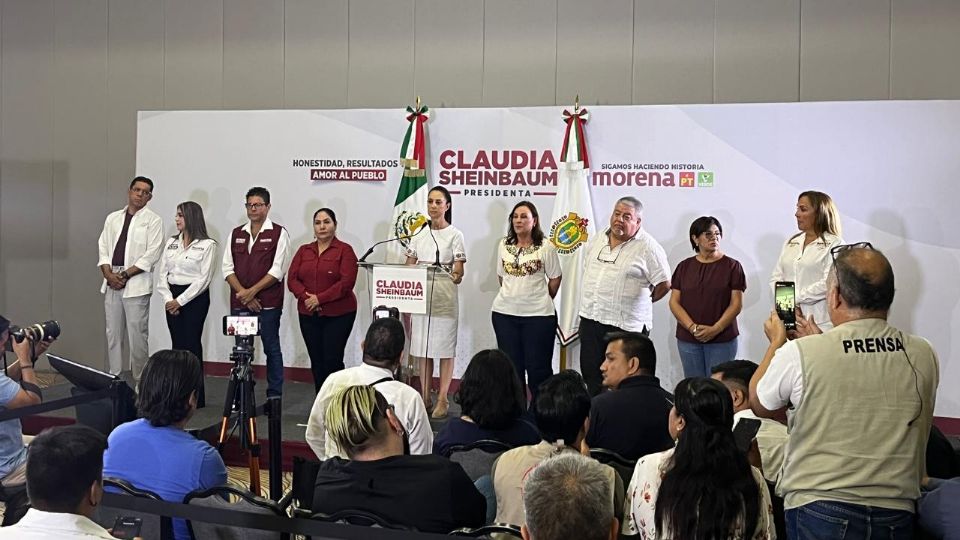 La candidata de Morena, PT y PVEM en conferencia de prensa en Veracruz.