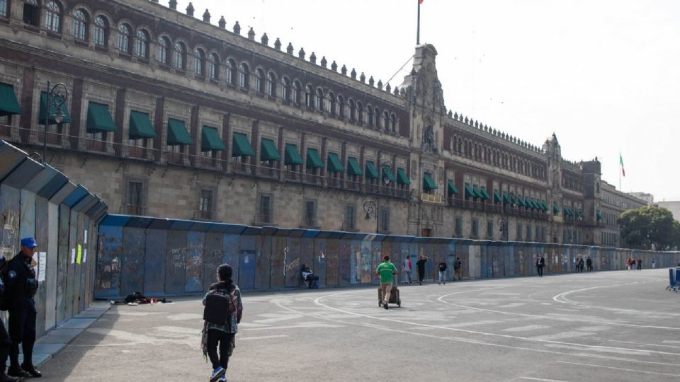 La presidenta Claudia Sheinbaum justificó la instalación vallas metálicas de cerca de tres metros en las inmediaciones de Palacio Nacional.