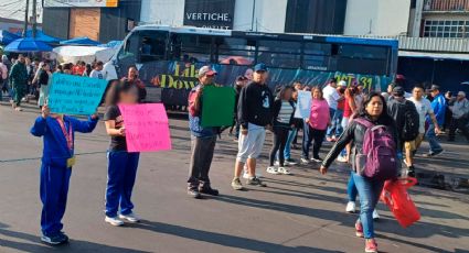 Exigen retiro de contenedores de basura de la vía pública frente a una escuela primaria