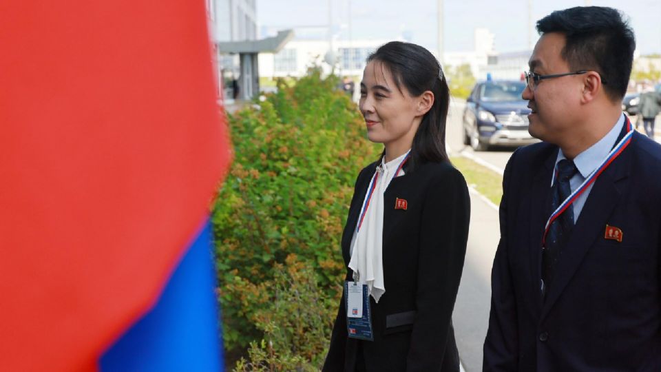 Kim Yo Jong (izq.), la hermana menor del líder norcoreano Kim Jong Un.