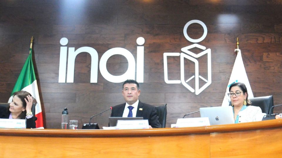 Adrián Alcalá es consejero presidente del INAI.