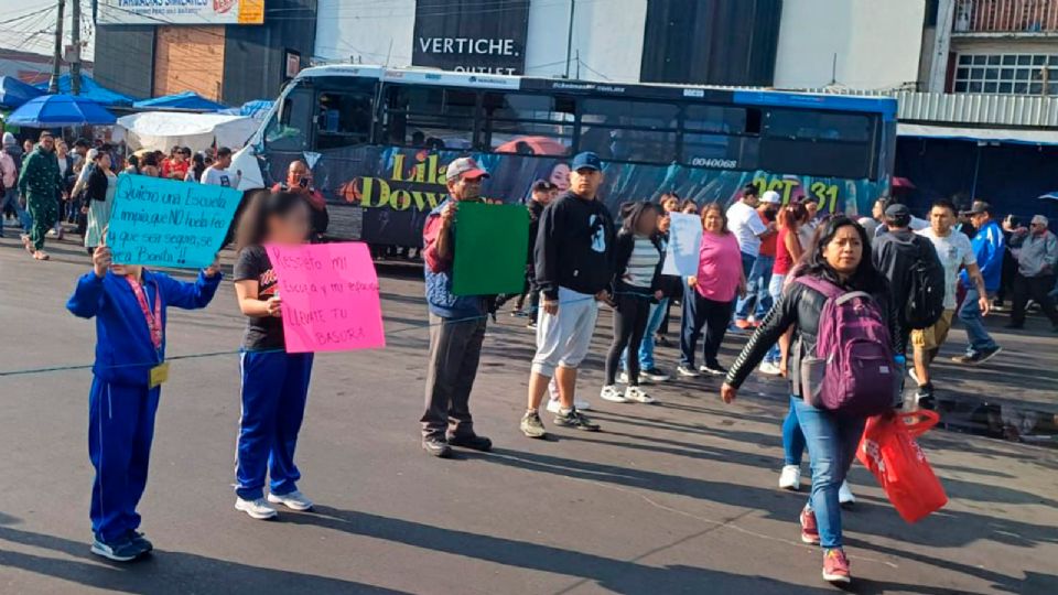 Los alumnos y alumnas se ven obligados a bajar de la banqueta y evitar el paso donde permanecen los contenedores.