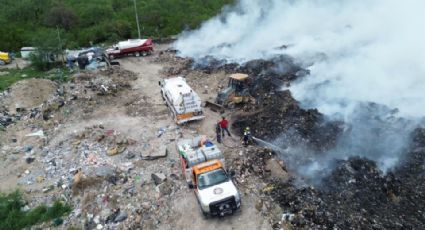 Continúan labores en combate de incendio de basurero de Pesquería