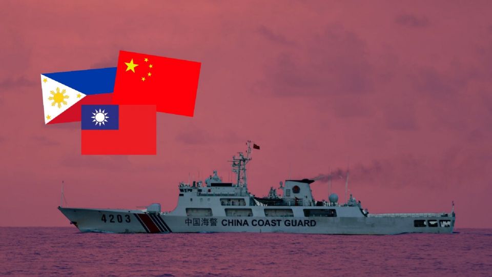 Un barco patrullero de la Guardia Costera China (CCG) maniobra en el disputado Mar de China Meridional.