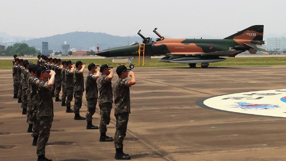 Los soldados saludan a los cazas F-4 Phantom después de sus últimos vuelos durante un evento para los medios en el 10º Escuadrón de Combate de la Fuerza Aérea en Suwon, Corea del Sur.