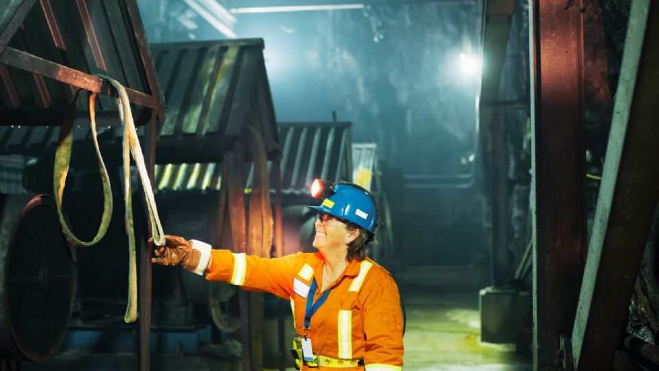 las mujeres se han visto excluidas de laborar en la minería subterránea y otras áreas, además de que siguen siendo víctimas de discriminación.