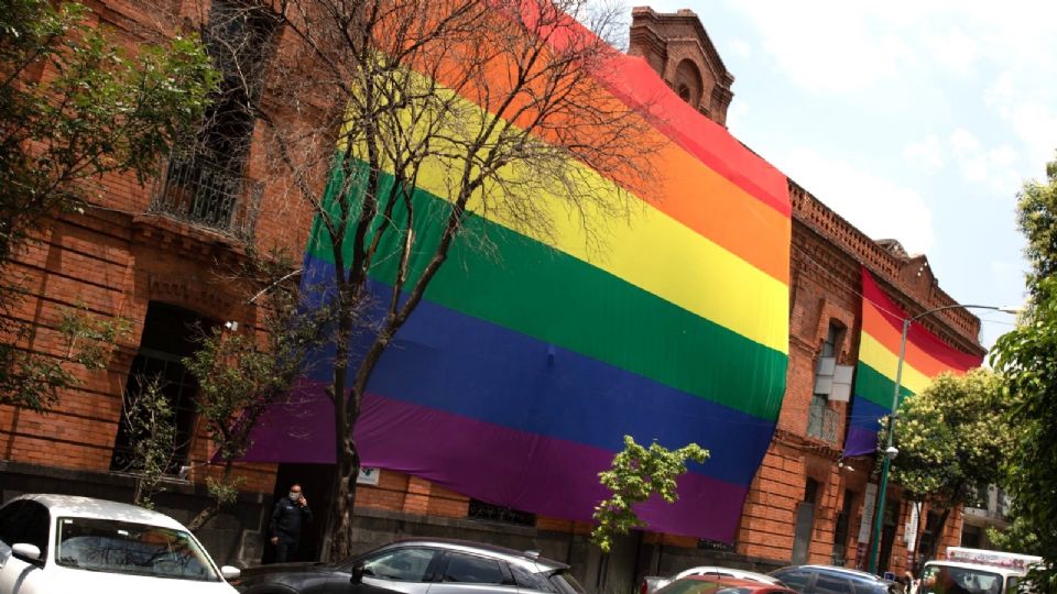 Diputados se pronuncian en contra de la bandera LGBT.