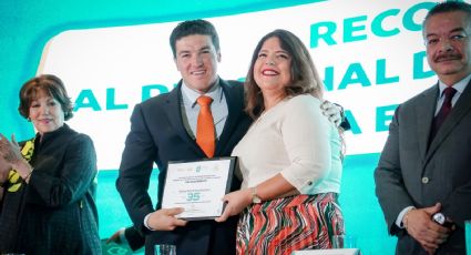 Samuel García reconoce a casi dos mil docentes en Nuevo León