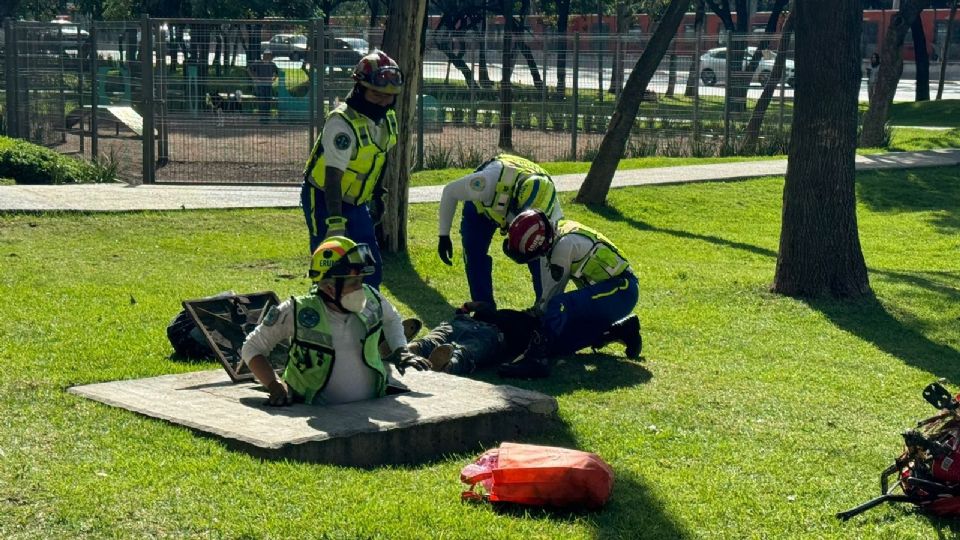 Paramédicos del ERUM atendieron al hombre que cayó en una coladera del drenaje y que requirió atención especializada.