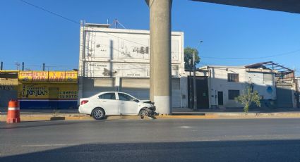 Se impacta automóvil con muro de la Línea 1 del Metro