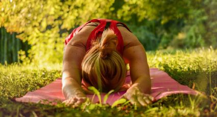 5 posturas de yoga para principiantes para estirar el cuerpo | VIDEO