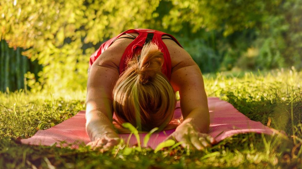 La práctica regular de yoga puede mejorar el estado de ánimo, aumentar la concentración y la claridad mental, y fomentar un sentido de paz y bienestar emocional.