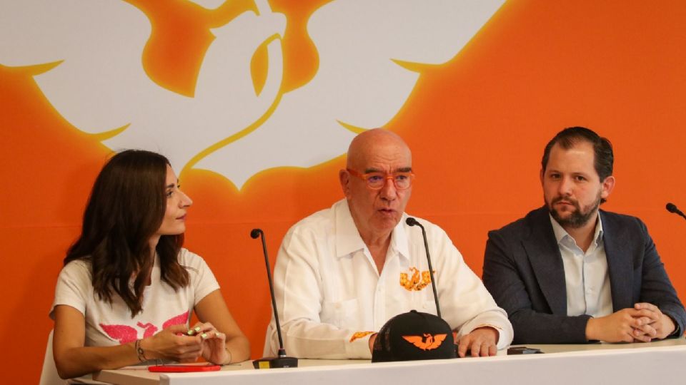 Dante Delgado, Laura Ballesteros, coordinadora de la campaña de Maynez y Juan Zavala,secretario general de acuerdos durante conferencia de prensa.