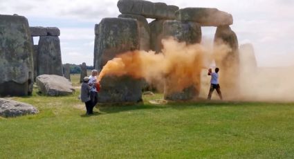 Grupo ambientalista pinta el famoso sitio arqueológico Stonehenge en Gran Bretaña | VIDEO