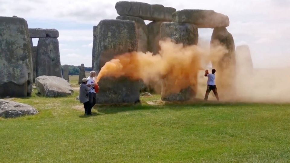 Manifestantes pintan Stonehenge.