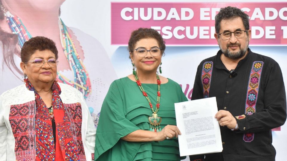 Clara Brugada, candidata a la Jefatura de Gobierno por la coalición 'Sigamos Haciendo Historia'l acompañada por Ernestina Godoy, candidata a senadora de la República y César Cravioto.