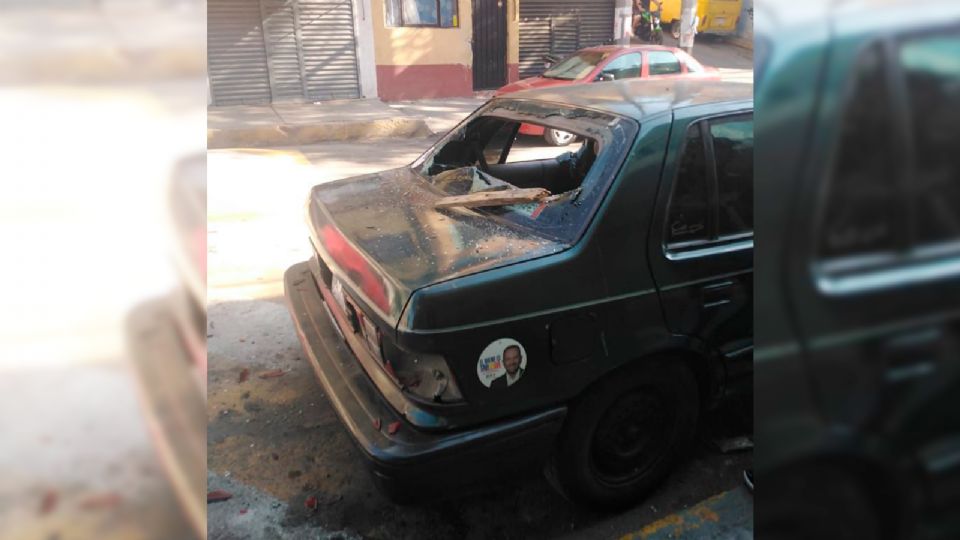 Sujetos arremetieron contra un auto por traer propaganda de la candidatura opositora.