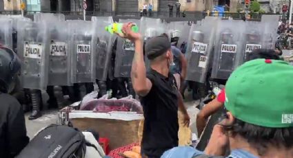 Comerciantes ambulantes se enfrentan contra policías capitalinos en Eje Central