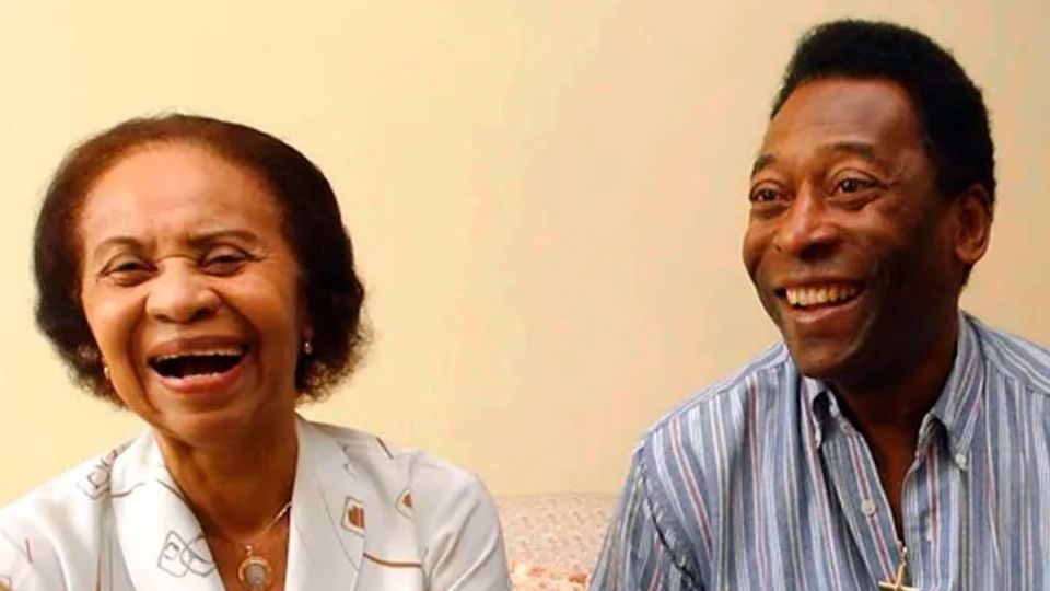 Pelé con su madre Celestinha Arantes, quien falleció a los 101 años.