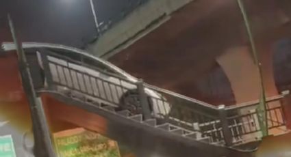 Conductor queda atorado con su vehículo en puente peatonal en Naucalpan | VIDEO