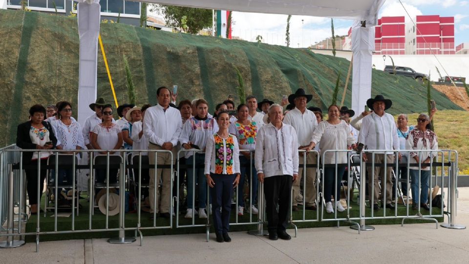 El presidente López Obrador estuvo de gira en Oaxaca acompañado de la presidenta electa, Claudia Sheinbaum.