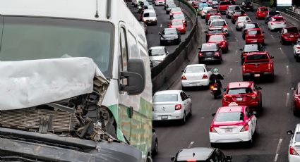 Caída de fragmentos de Autopista Urbana deja dos autos dañados