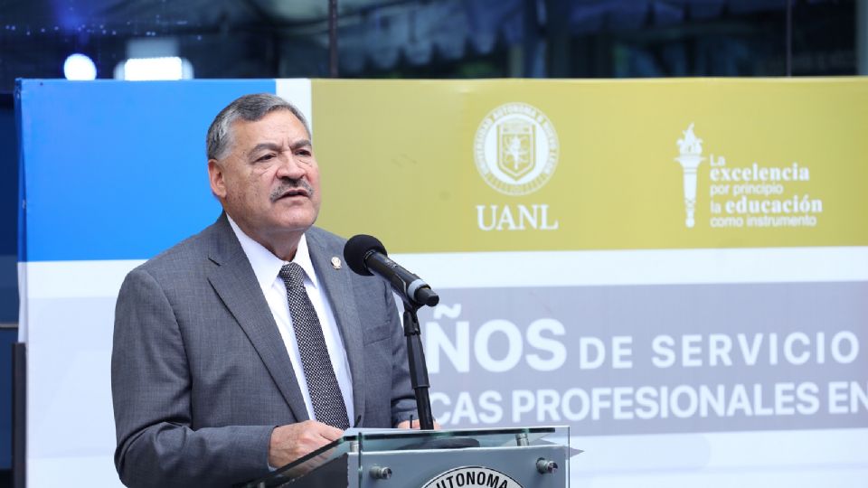 El rector de la UANL, Santos Guzmán López, agradeció los estudiantes que con dedicación y esfuerzo han llevado en alto el nombre de la Máxima Casa de Estudios.