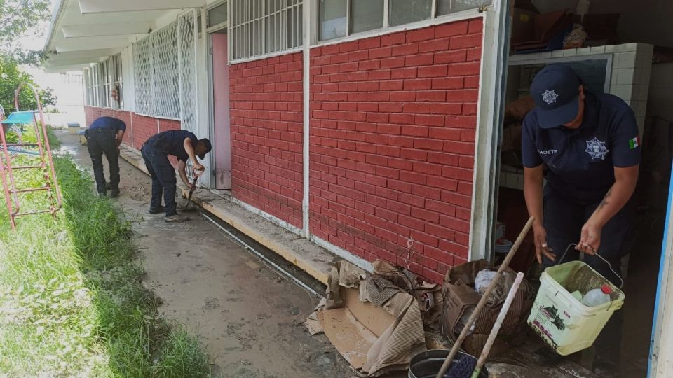 Limpian cadetes de seguridad pública escuelas y vialidades en Santa Catarina