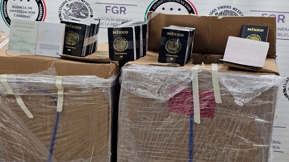 La FGR captura a dos sujetos que llevaban más de 6 mil libretas para emitir pasaportes.