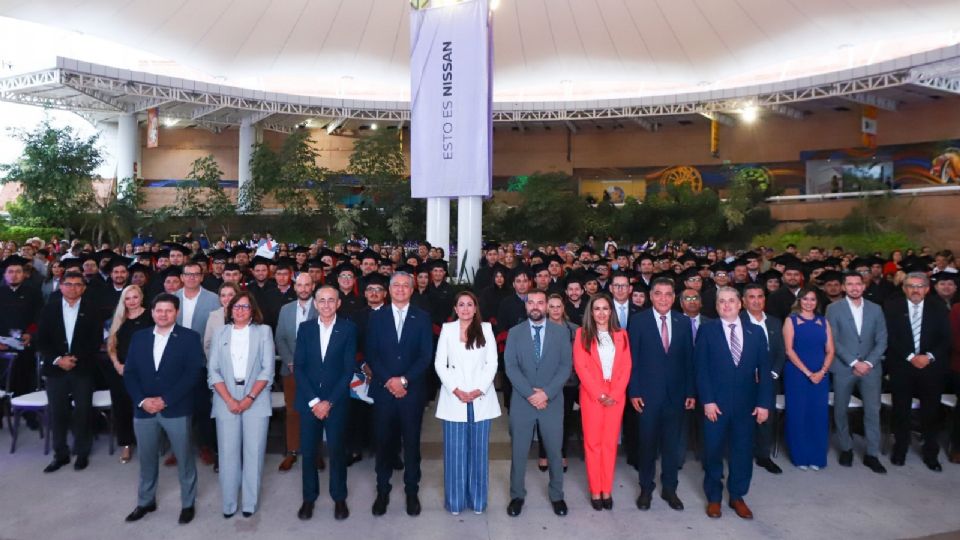 Tere Jiménez, gobernadora de Aguascalientes, estuvo en la ceremonia de entrega de certificados a alumnas y alumnos de la Universidad Nissan.