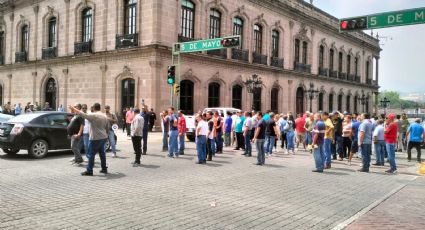 Taxistas bloquean calles del centro de Monterrey; generan más caos vial