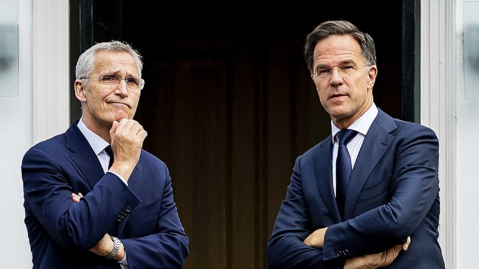 El Secretario General de la OTAN, Jens Stoltenberg (izq) y el Primer Ministro holandés, Mark Rutte (der), quien será su sucesor.