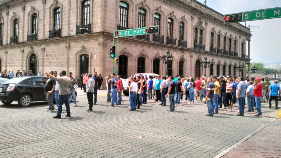 Taxistas bloquean calles del centro de Monterrey