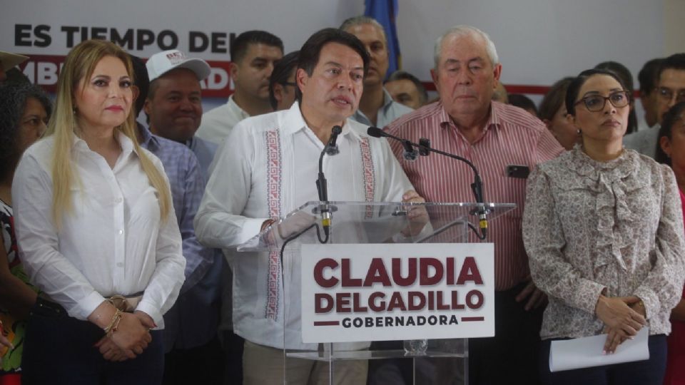 Claudia Delgadillo, excandidata a la gubernatura del estado por la Coalición Sigamos Haciendo Historia, acompañada por el Presidente Nacional del Partido Morena, Mario Delgado.