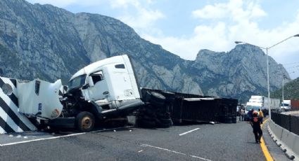 Tráiler de cerveza choca en la Autopista Saltillo, en Santa Catarina