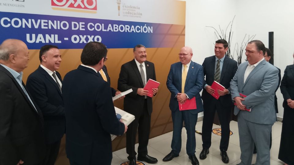 Firma UANL convenio de colaboración con Oxxo