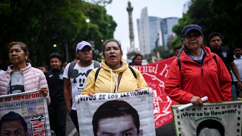 Los padres de los 43 normalistas desaparecidos de Ayotzinapa marcharon del Ángel de la Independencia al Hemiciclo a Juárez.