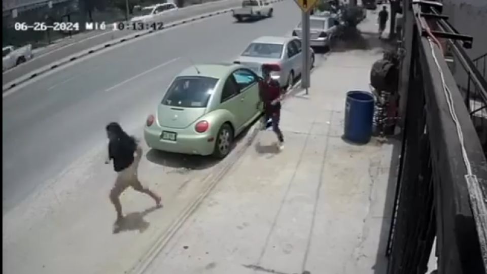 En las imágenes se aprecia como la mujer trata de escapar del hombre que la perseguía presuntamente armado, cerca de la avenida Morones Prieto en San Pedro Garza García.