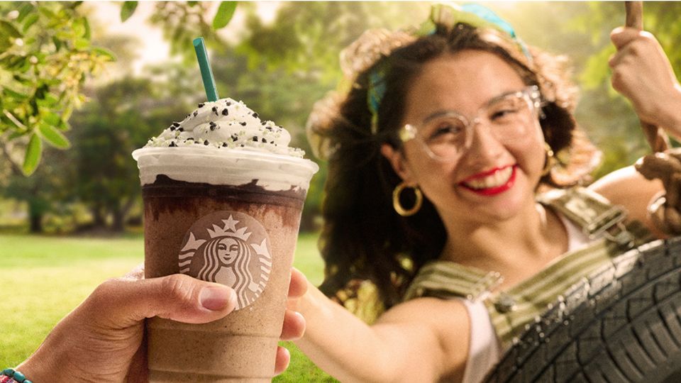Con esta promoción te puedes llevar dos Frappuccinos de tamaño Grande por $99 pesos del 4 al 7 de julio de 2024 en cualquiera de las sucursales de Starbucks de todo el país.