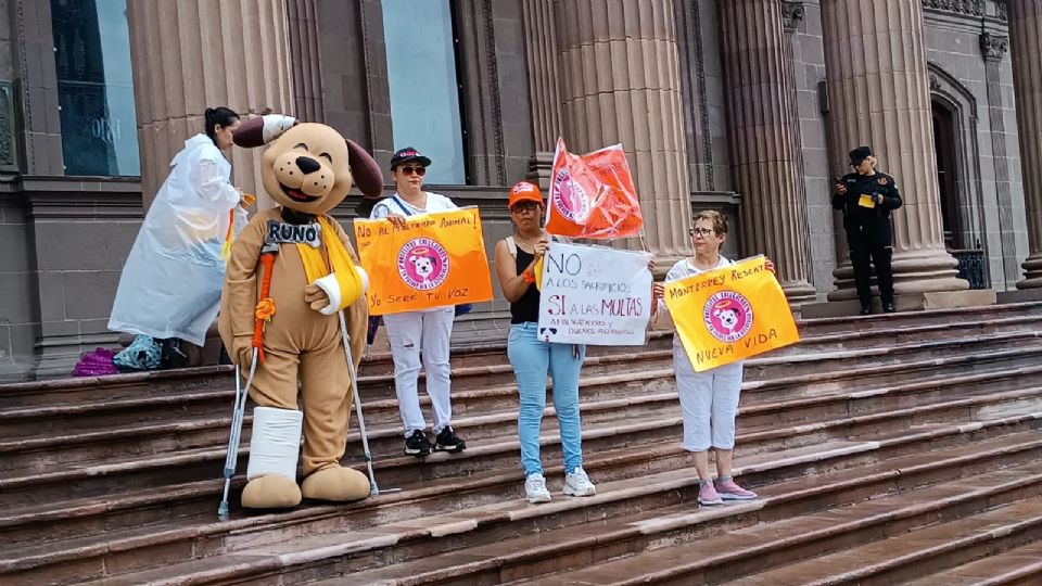 Protestan ciudadanos contra maltrato animal