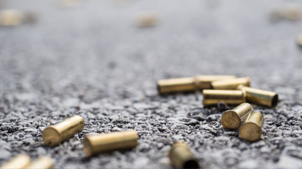 Atacan a balazos a jueza en Acapulco.